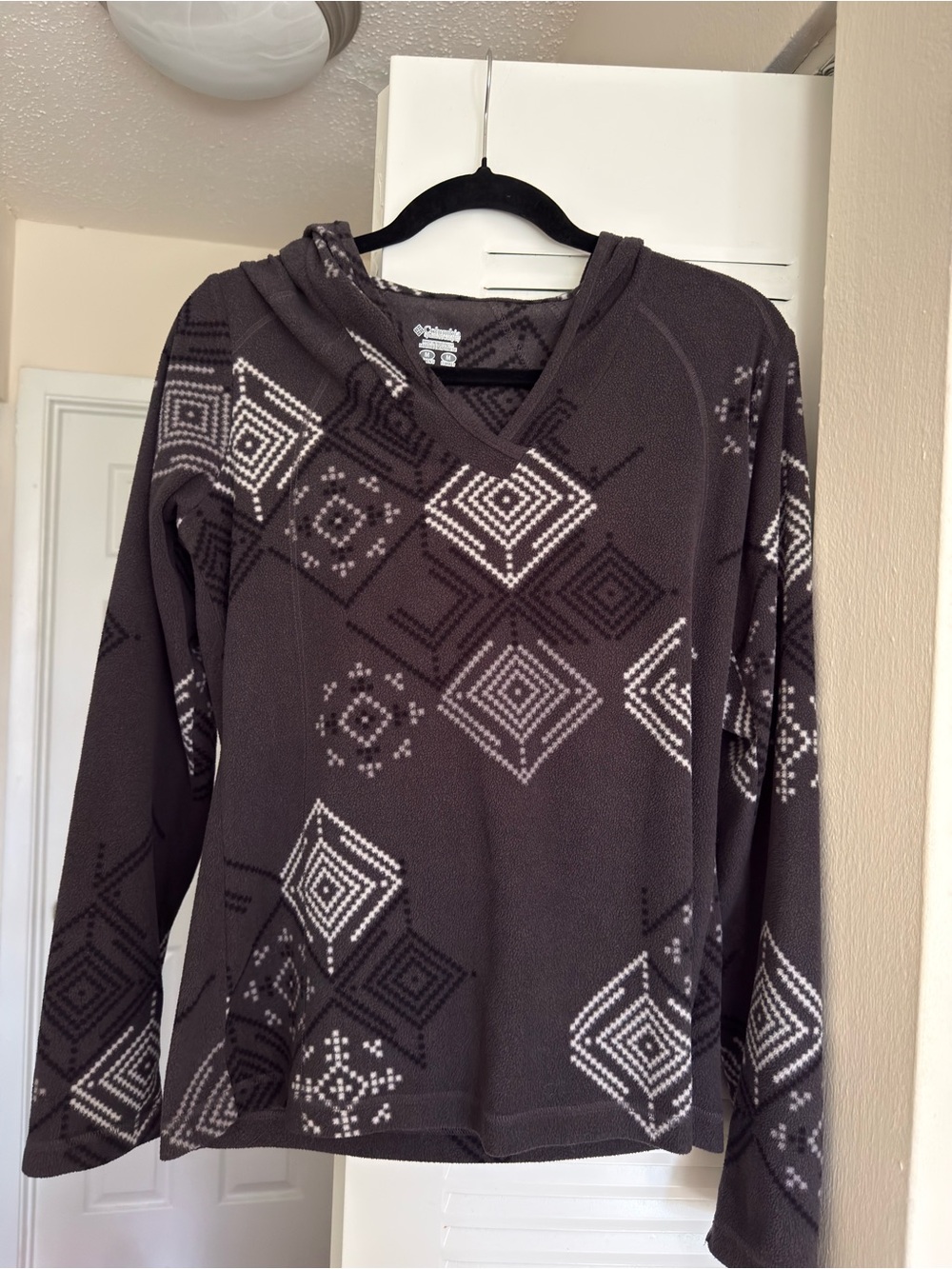 Vintage Columbia Women’s Fleece Dark Gray and White Geometric V-Neck Sweater